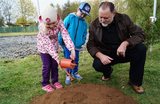 Děti společně se starostou městského obvodu Plzeň 2 Lumírem Aschenbrennerem zasadily "semínko" nové školky. Otevřít by měla v září.