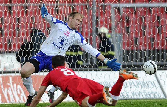 Jan Malík z Brna dává gól olomouckému brankái  Zdeku Zlámalovi.