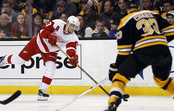 Pavel Dacjuk (vlevo) z Detroitu st�ílí p�es bránícího Zdena Cháru z Bostonu.