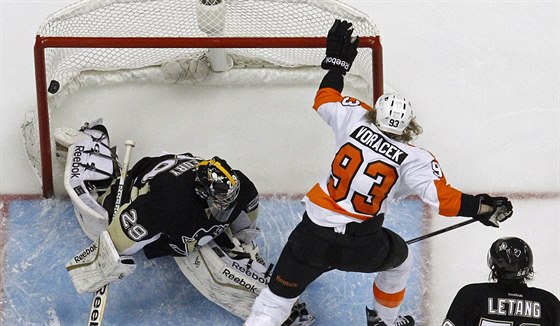 Jakub Voráek z Philadelphie práv pekonal pittsburského gólmana Marka-Andreho...