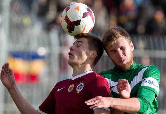 Patrik Schick (vlevo) ze Sparty hlavikuje ped jabloneckým Markem Kyselou.