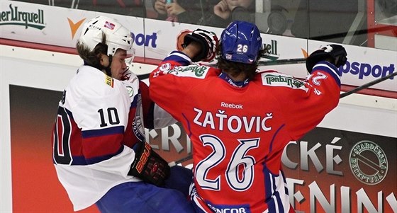 Český hokejista Martin Zaťovič v souboji s norským protivníkem Mattiasem