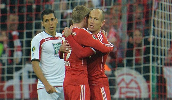 Toni Kroos (v erveném vlevo) a Arjen Robben z Bayernu slaví gól proti...