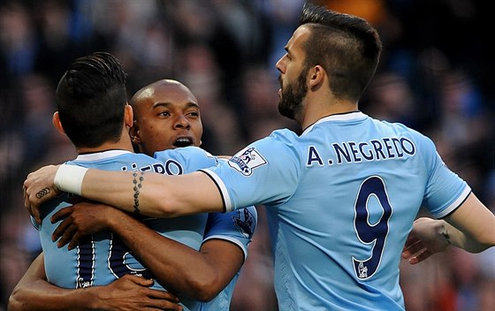 Sergio Aguero, Fernandinho a Alvaro Negredo (leva) slaví gól Manchesteru City.