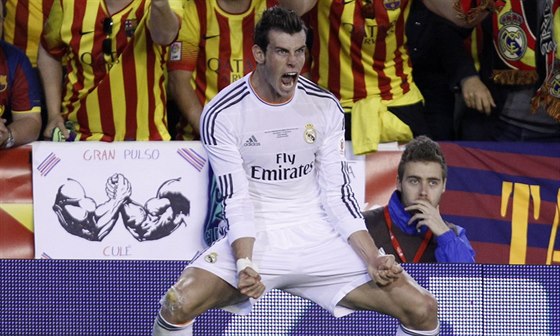 Gareth Bale z Realu Marid slaví svůj gól proti Barceloně.