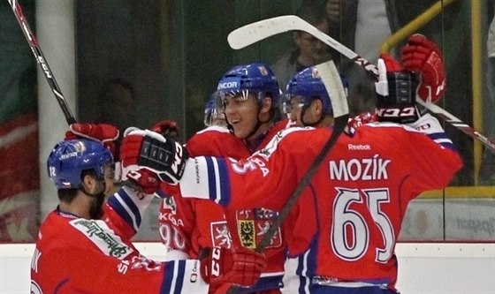 Čeští hokejisté slaví gól proti Norsku.