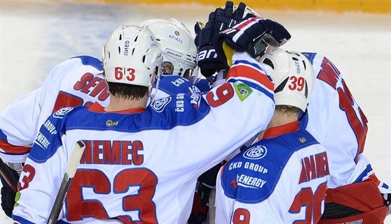 Hokejisté praského Lva slaví první gól ve finále KHL na led Magnitogorsku.