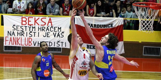 Pardubický Martin Peterka hází mí na ko v duelu proti Ústí nad Labem.