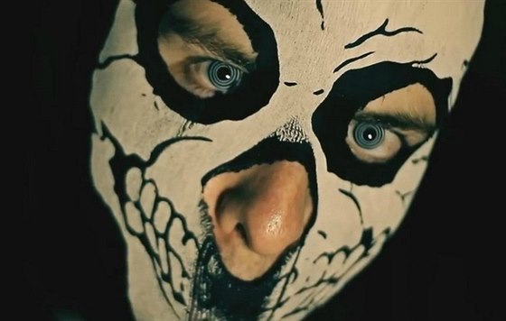 Horrorcoreový raper ezník na veejnosti vystupuje v masce.