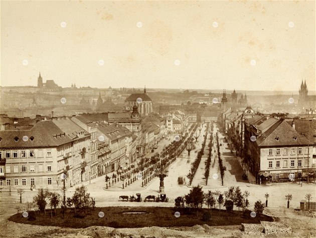 Václavské náměstí - Koňská brána už je pryč, ale Národní muzeum ještě nestojí.