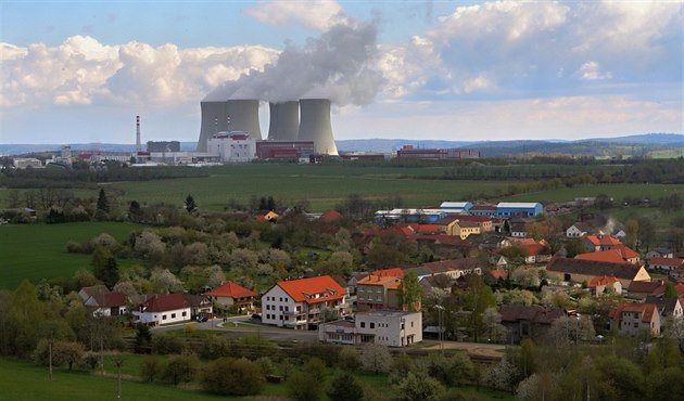 Obec Temelín se stejnojmennou jadernou elektrárnou v sousedství.