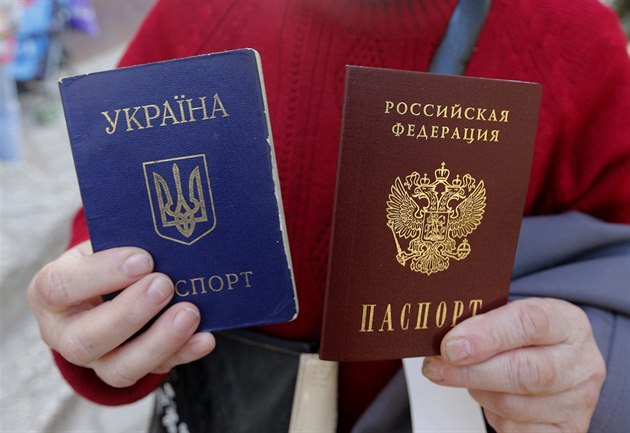 Občanství, nebo vězení. Rusko se snaží Ukrajince zbavit ukrajinské identity