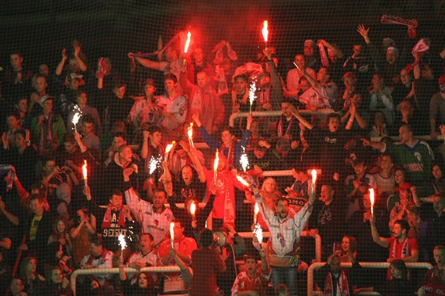 Fanoušek Komety strhl fandovi Olomouce šálu, hrozí mu až deset let vězení