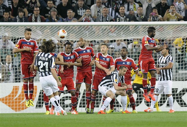 Andrea Pirlo (druhý zleva) z Juventusu Turín st�ílí  z p�ímého kopu gól v duelu...
