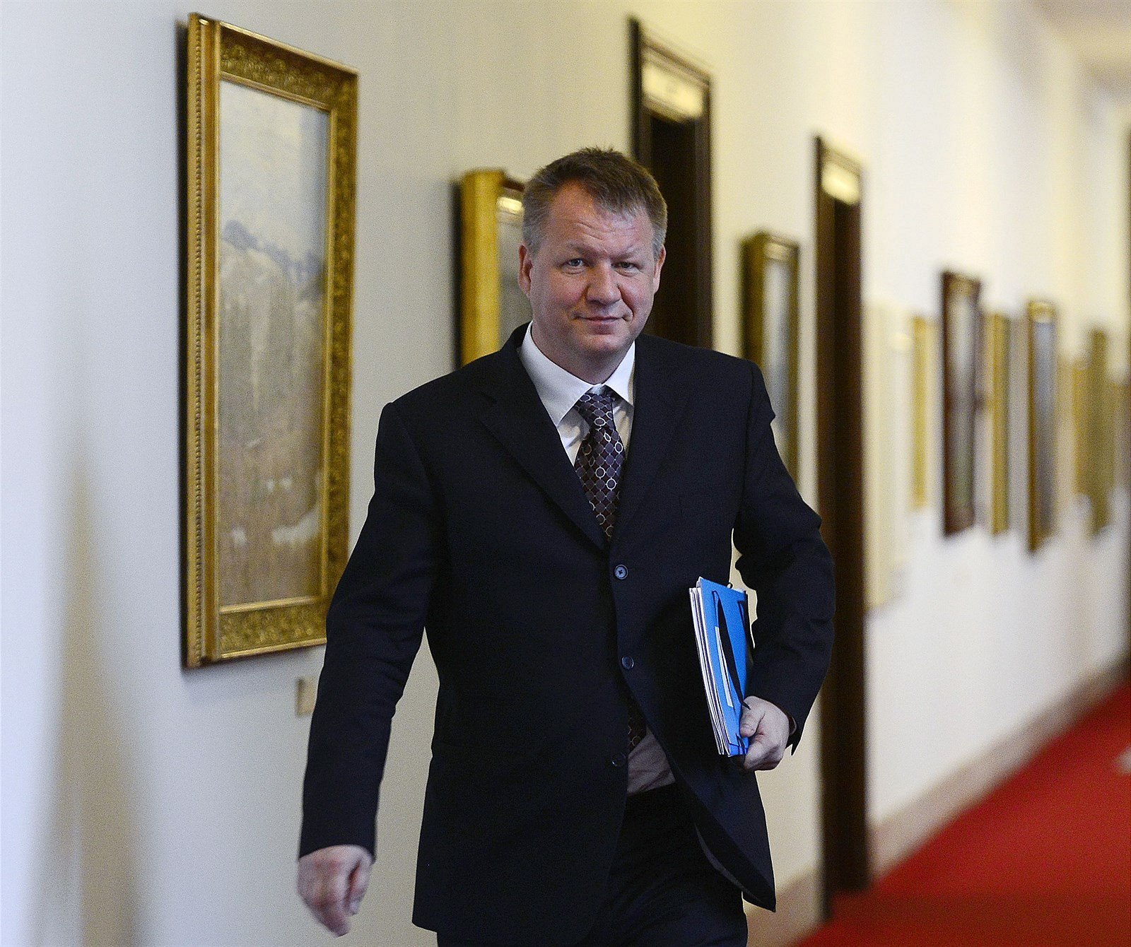Ministr zdravotnictví Svatopluk N�me�ek p�ichází na sch�zi vlády