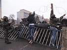 Rutí radikálové budují barikády ped zabranou budovou ukrajinské rozvdky v...