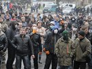 Dav proruských radikál vtrhl na policejní stanici ve mst Horlivka (14. dubna...