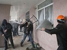Prorutí separatisté zaútoili na policejní velitelství ve mst Horlivka,...