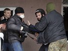 Prorutí separatisté pi útoku na policejní stanici ve mst Horlivka napadli...