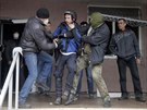 Prorutí separatisté pi útoku na policejní stanici ve mst Horlivka napadli...