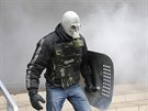Plynová maska a policejní tít. Výzbroj proruského radikála v Slavjansku (14....
