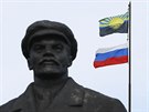 Vlajka Ruska a Doncké oblasti za sochou Vladimira Iljie Lenina v Slavjansku...