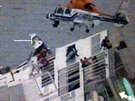 Korejtí záchranái spchají na pomoc pasaérm potápjícího se trajektu Sewol...
