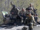 Prorutí ozbrojenci na transportérech nedaleko Kramatorsku (16. dubna 2014)