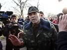 Ukrajinský generál Krutov, velitel operace na letiti v Kramatorsku, hovoí s...