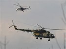 Ukrajinské vrtulníky nad letitm v Kramatorsku   (16. dubna 2014)