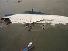 Korejtí záchranái u vraku trajektu Sewol (17.dubna 2014)