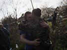 Ukrajinský voják u Kramatorsku se objímá s jedním z místních obyvatel (17....