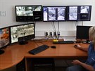 Operátorka mstské policie v Milovicích sleduje na monitoru zábry z kamer...