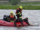 Policist z ponho oddlu vytahuj z Labe v Dolnch Bekovicch na Mlnicku...