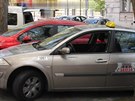 Vozidlo Renault s rozbitým boním okénkem jednoho ze zastelených taxiká...