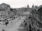 1895: Po Václavském náměstí už jezdí tramvaje, tehdy ještě tažené koňmi