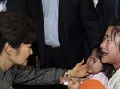 Jihokorejská prezidentka Park Geun-hye utuje jednu z matek, její dít je...