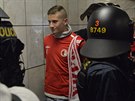 Policie pi potykách s fanouky Slavie ve stanici metra Muzeum ti z nich...