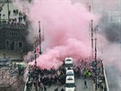 Slávistití fanouci na echov most pi pochodu na praskou Letnou na derby...