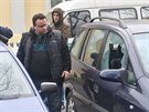 Policisté kontrolují automobily poniené pi noní stelb v Krnov.