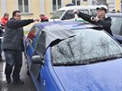 Policisté kontrolují automobily poniené pi noní stelb v Krnov. Pokozená...