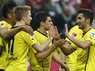 Fotbalisté Dortmundu oslavují jeden z gól do sít Bayernu Mnichov.