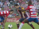 PROJDU TUDY? Lionel Messi z Barcelony se snaí prosmýknout mezi dvma bránícími