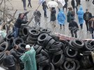Prorutí demonstranti na barikádách, které obklopují regionální úad Doncku...