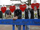 Kevin Brown pipevuje vzpomínkový transparent na obti bostonských