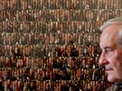 Nkolik stovek ruliek fotografií Václava Havla vystavených v Litomyli.