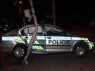 Policist opeli auto o sloup, oba idii i spolujezdec jedouc v policejnm...