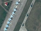 Satelitní snímek jihoruské letecké základny Primorko - Achtarsk s bitevními...