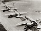 Vykládka amerických letoun na letiti Tempelhof