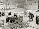 Bezen 1949 v Berlín: vznik barikád na Friedrichstrasse